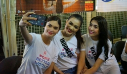 Lệ Hằng hội ngộ Hoa hậu Pia Wurtzbach trao học bổng cho trẻ em nghèo tại Philippines
